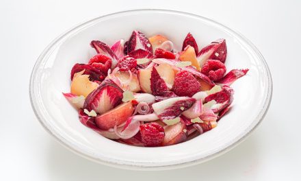 Chicoréesalat mit Pfirsich und Himbeeren